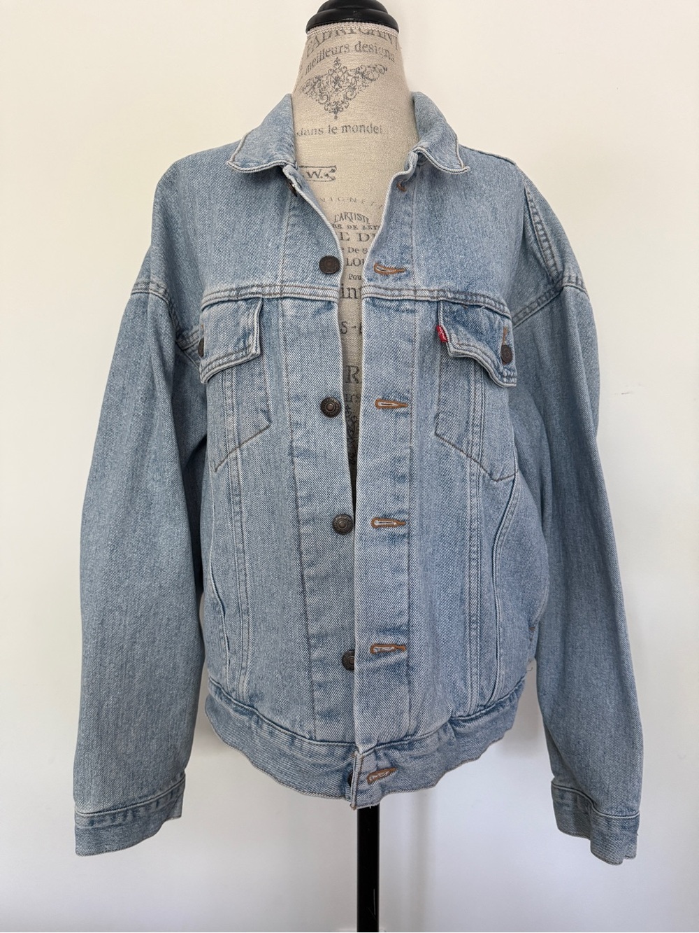 Vintage Levi’s Classic Light Wash Denim Jacket size Large